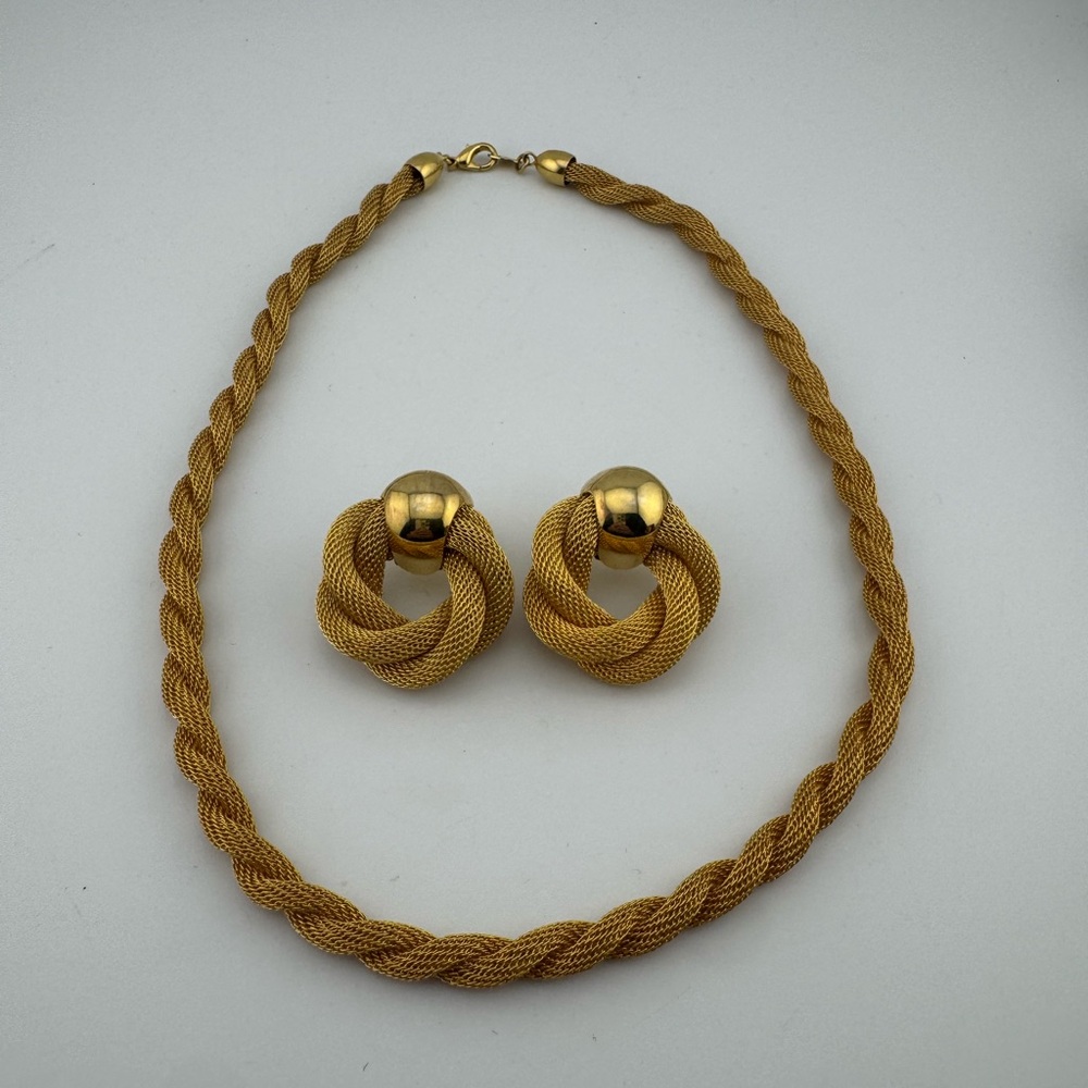 Avon Vintage Rope style Elegant Gold‎ Tone Braided Jewelry Set Clip on Earrings - Picture 2 of 8